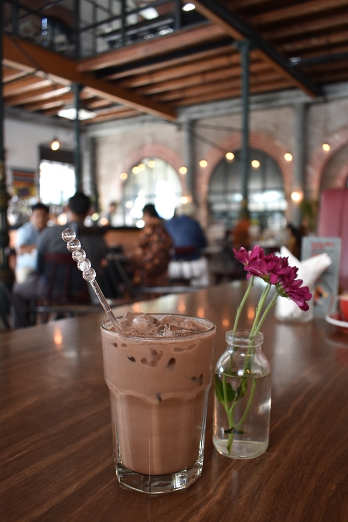spiegel bar & bistro semarang kota lama cafe