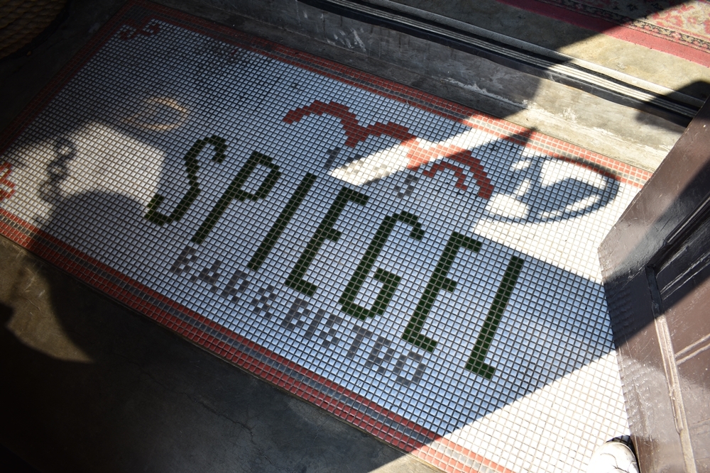 spiegel bar & bistro semarang kota lama cafe