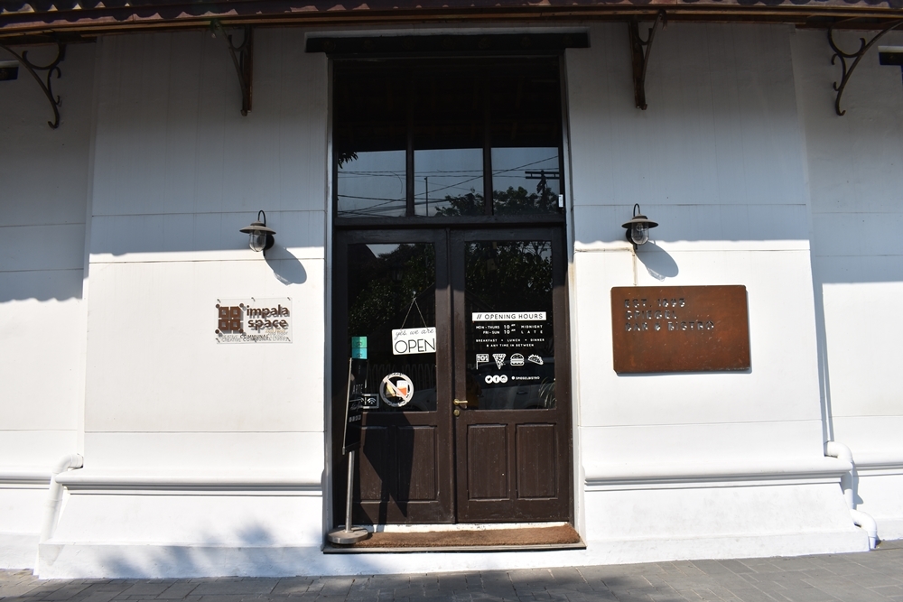 spiegel bar & bistro semarang kota lama cafe